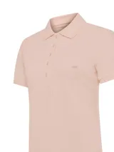 Chomba de piqué color salmón, de manga corta, con cuello camisero, cartera con botones y pequeño logo bordado en el pecho.