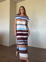 Vestido midi de punto de algodón con diseño a rayas horizontales en tonos celestes, tostados, blancos y bordó, de corte recto, manga caída y escote redondo.