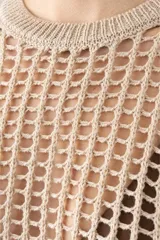 Top de tejido de punto con diseño de red, cuello redondo y mangas cortas, en color beige.