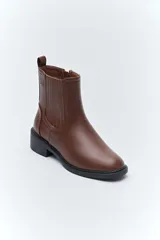 Botas tipo chelsea de caña baja, con laterales elastizados, tirador trasero y suela robusta.