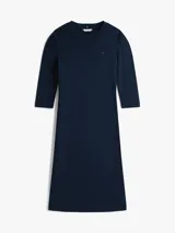 Vestido midi de color azul marino, confeccionado en algodón, con cuello redondo, mangas tres cuartos ligeramente abullonadas y logo de la marca bordado en el pecho.