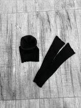 Set de cuello alto y mangas largas color beige, tejido en lana merino.