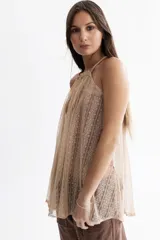 Top color beige de encaje de tul bordado, corte halter con cinta de terciopelo nude que recorre el cuello y hace de bretel. La parte trasera es corrediza para graduar el largo de los breteles. Incluye top strapless de tela elastizada color chocolate para usar por debajo.