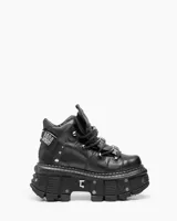 Borcego negro de cuero con plataforma track y detalles metálicos. Ajuste con cordones y hebillas.
