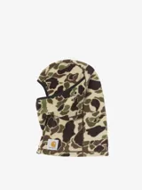 Máscara tipo pasamontañas Carhartt confeccionada en tejido polar con estampado de camuflaje. Presenta un diseño de cobertura total con abertura para los ojos y etiqueta cuadrada de la marca aplicada en el lateral.