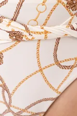 Calzón de bikini blanco con estampado de cadenas y cuerdas doradas y marrones. Diseño de talle alto con faja torneada al frente y costuras invisibles.