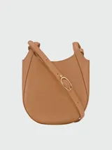 Cartera crossbody Longchamp de la línea Le Foulonné, confeccionada en cuero texturizado color verde militar, con diseño redondeado, asas superiores y correa ajustable con detalles metálicos dorados.