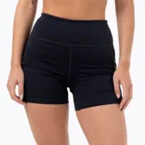 Short legging de tiro alto color negro, con bolsillos laterales y logo de la marca estampado en el lateral izquierdo.