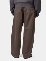 Pantalón de corte recto y tiro medio, confeccionado en tejido de algodón resistente. Presenta un diseño de cinco bolsillos con costuras reforzadas y cierre frontal con botón y cremallera.