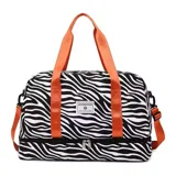Bolso deportivo de viaje marca Zuomanni, con estampado animal print de leopardo en blanco y negro. Cuenta con doble asa de mano, correa de hombro ajustable y extraíble, y un compartimento inferior independiente con cierre.