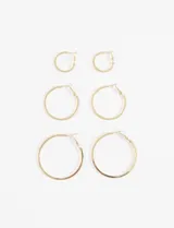 Set de tres pares de aros tipo argolla plateados de diferentes tamaños.