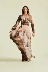 Vestido largo Natalia Antolin modelo Serenna, con escote en V profundo, mangas largas, faja en la cintura y falda larga con vuelo. Presenta un estampado artístico estilo pintura clásica con caballos y paisajes naturales en tonos marrones y beige.