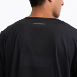 Remera deportiva de manga corta color negro, con cuello redondo y logo de la marca Merrell estampado en el centro del pecho.