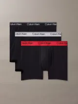 Pack de tres boxers largos Calvin Klein confeccionados en microfibra elástica. Presentan una cintura elástica con el logo de la marca en contraste, disponible en tres colores diferentes: negro con letras blancas, negro con letras negras y negro con letras rojas.