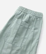 Bermuda recta de playa en color blanco roto, confeccionada en algodón texturizado con efecto de rayas verticales. Posee cintura elástica con cordón ajustable.