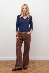 Remera de manga larga con escote en V, confeccionada en tejido de algodón de doble capa con textura suave y ajuste al cuerpo.