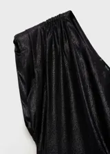 Vestido corto de diseño asimétrico con un solo hombro, confeccionado en tejido con textura brillante. Presenta un corte recto y cierre de cremallera lateral.