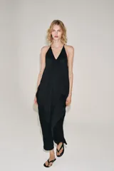 Vestido largo de Zara Woman Collection, confeccionado en tejido satinado negro. Presenta escote en V pronunciado, tirantes finos y un diseño con drapeado fluido en todo el frente.