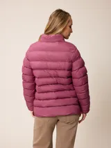Campera acolchada de corte recto y cuello alto, con cierre frontal completo y bolsillos laterales. Diseño ligero y funcional, ideal para media estación.