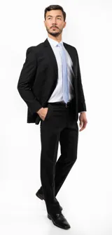 Ambo de vestir para hombre compuesto por saco de dos botones y pantalón de corte recto, confeccionado en tejido twill de poliéster y viscosa. El saco presenta solapas clásicas, bolsillos con solapa y un diseño de calce confortable.