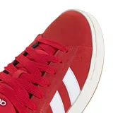 Championes urbanos Adidas Grand Court Alpha, color rojo con las icónicas tres tiras laterales en blanco. Presentan una capellada de material sintético, interior textil, plantilla con amortiguación Cloudfoam y suela de goma resistente.