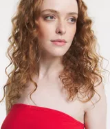 Top corto (cropped) sin breteles, de color rojo, con textura acanalada vertical.