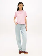 Remera rosa de manga corta Tommy Hilfiger, con cuello redondo y corte regular. Presenta el logo gráfico de la marca bordado en el pecho.