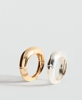 Pulsera rígida de diseño orgánico y acabado brillante, con cierre bisagras.