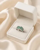 Anillo de plata 925 con diseño multicapa, compuesto por bandas alternadas de circonias blancas y verdes en corte baguette.