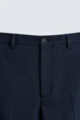Pantalón de vestir de corte slim fit, confeccionado en tejido con viscosa. Presenta bolsillos frontales, bolsillos traseros de doble vivo con botón y cierre frontal con cremallera y botón.