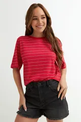 Remera roja de algodón con rayas horizontales blancas, cuello redondo y mangas cortas.