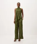 Pantalón wide leg de poliéster color verde militar, con textura plisada y estampado sutil de hojas, cintura elástica y caída fluida.