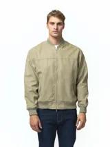 Campera tipo bomber color verde oliva, confeccionada en material sintético con textura similar a la gamuza. Presenta cierre frontal completo, cuello, puños y ruedo acanalados, y dos bolsillos laterales con cierre.
