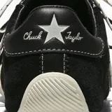 Championes Converse modelo Chuck Taylor Lo Pro, confeccionados en ante premium color negro con detalles en piel flor en el talón. Presentan puntera de goma texturizada, suela de goma duradera y sistema de cordones intercambiables. Incluyen plantilla OrthoLite para mayor comodidad.