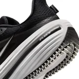 Championes Nike Winflo 12 de running, color negro con suela blanca y detalles en gris. Cuenta con amortiguación Air y Cushlon, diseño de malla transpirable y el logotipo de la marca en el lateral.