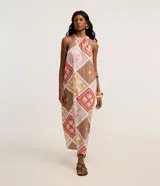 Vestido midi evasé de Marfinno, sin mangas y con cuello halter. Confeccionado en viscolino con estampado tropical de rombos y motivos playeros.