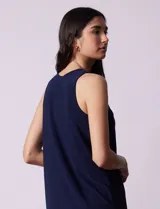 Vestido corto azul marino de seda fría con escote halter entrelazado y abertura en forma de ojal.