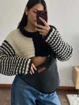 Bandolera negra de cuero sintético con textura tipo cocodrilo y correa ajustable.