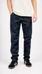 Pantalón de jean azul oscuro, de corte recto y tiro medio, con costuras reforzadas y cierre frontal.