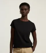 Remera básica de cuello redondo y manga corta, confeccionada en algodón peruano de alta calidad. Presenta un diseño liso y versátil, ideal para uso diario.