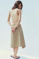 Top de escote redondo y tirantes, con acabados en rib.