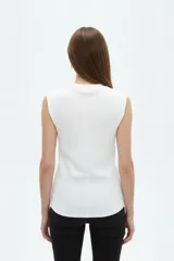 Remera Curea de lyocell en color blanco, al cuerpo, con cuello alto y diseño sin mangas.