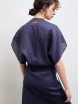 Kimono largo tipo vestido cruzado, confeccionado en lino color azul marino, con mangas cortas amplias y lazo ajustable en la cintura.
