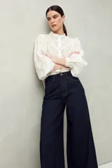 Jean de tiro alto, color negro lavado, con calce ultra wide leg y silueta amplia desde la cadera hasta el bajo.