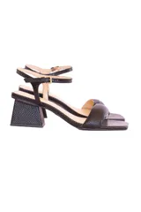 Sandalias de taco bloque geométrico con acabado texturizado símil reptil, tira frontal ancha y pulsera ajustable al tobillo con hebilla metálica.