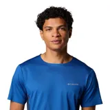 Remera técnica de manga corta Columbia, diseñada para senderismo. Presenta tecnología Omni-Wick para gestión de la humedad, paneles laterales transpirables, costuras planas para mayor comodidad y detalles reflectantes.