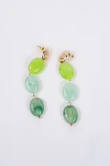 Caravanas colgantes con diseño de tres piedras ovaladas en degradé de tonos verdes, unidas por eslabones metálicos dorados y rematadas con un aplique superior texturizado en tono dorado.
