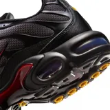 Championes Nike Air Max Plus con diseño degradado de gris a negro, estructura de soporte ondulada, logo Swoosh en rojo y unidades de aire visibles en la entresuela.
