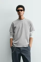 Camiseta de corte boxy fit, con cuello redondo y manga corta. Presenta un acabado irregular con efecto lavado que le otorga un aspecto vintage.