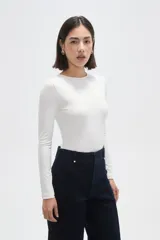 Body de manga larga confeccionado en poliamida, con diseño al cuerpo y cuello redondo a la base.